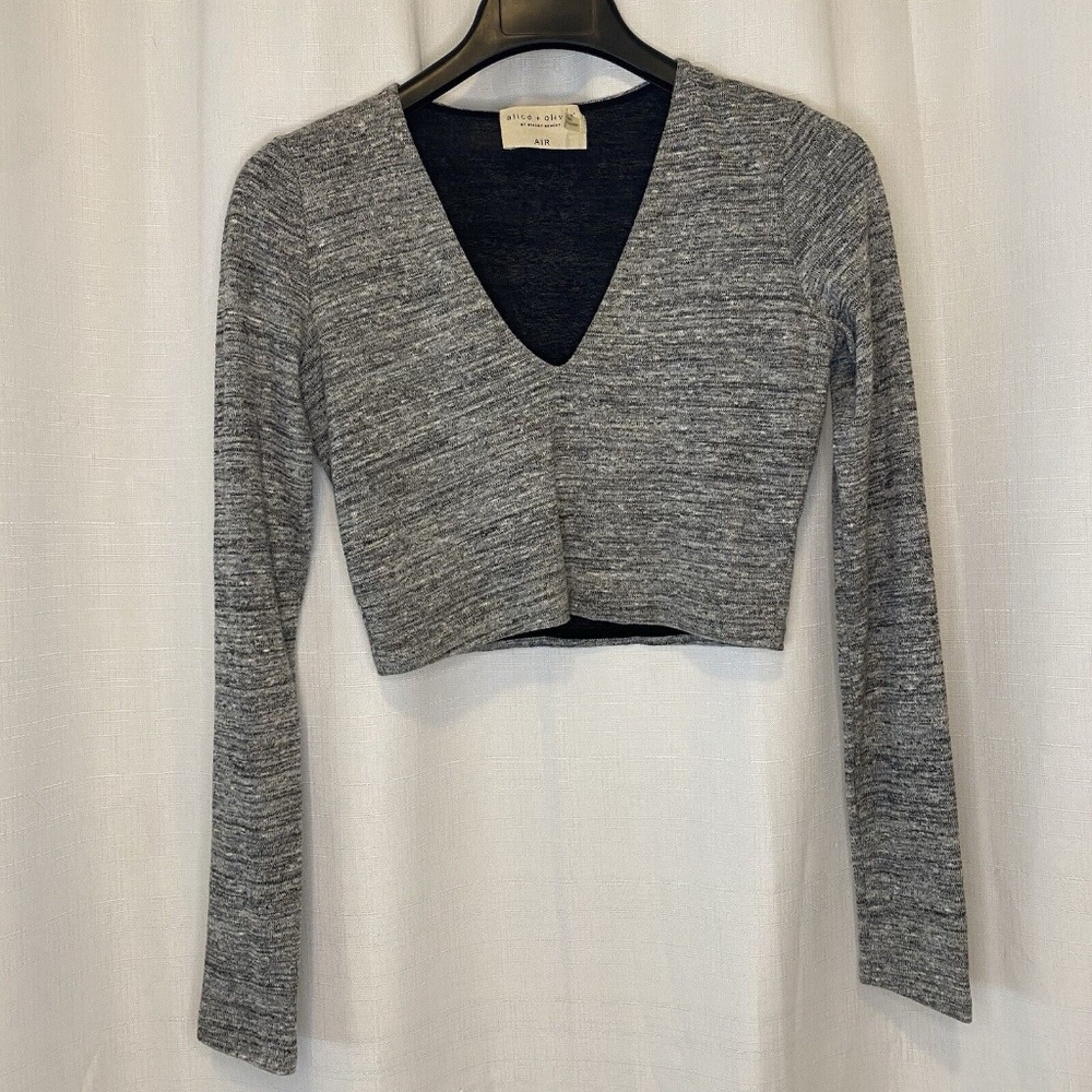 Alice + Olivia Jori Cropped Top Grey Long Sleeve V Neck Heathered Top Size 6